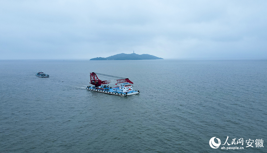 “中国应急合肥1号、合肥2号”抢险救援船亮相演练现场。人民网记者 王锐摄