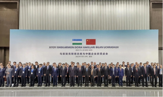 龙宇翔出席乌兹别克斯坦总统与中国企业家圆桌会197.png