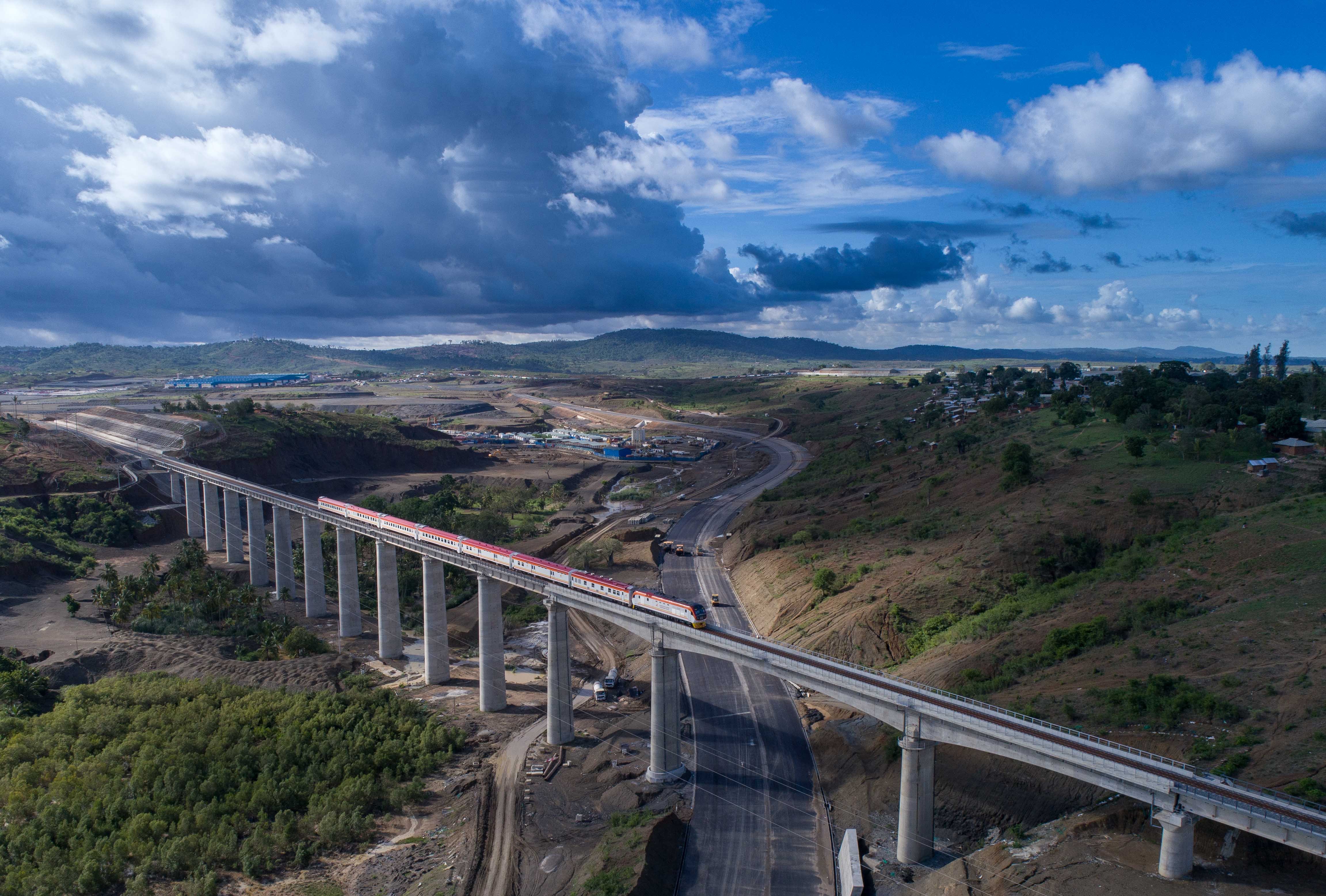 图为列车从肯尼亚蒙内铁路沿线的马泽拉斯铁路大桥上驶过。（图源：新华社）.jpg