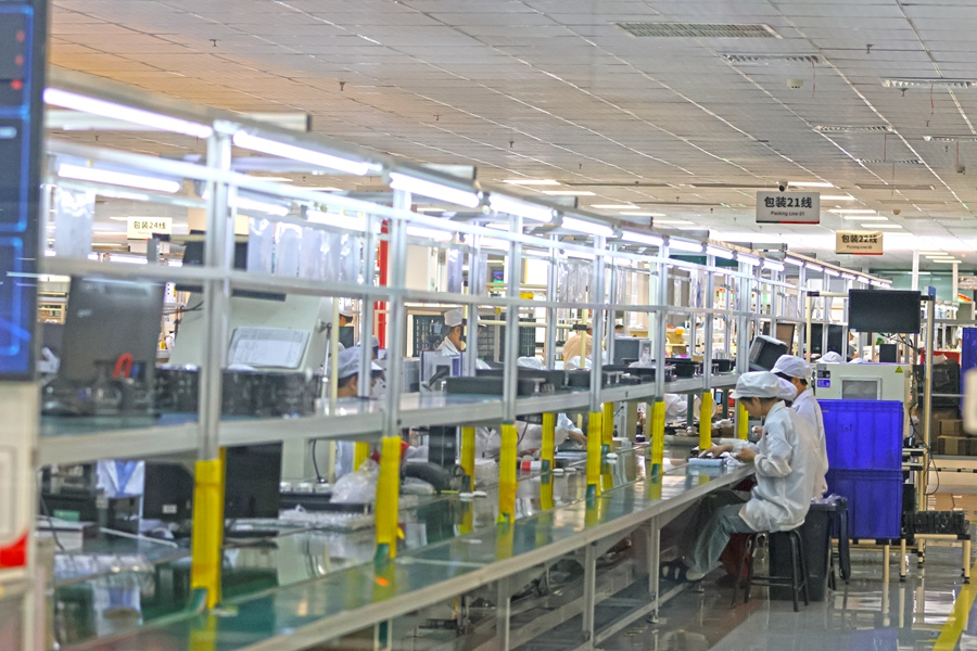 在立达信，工人在生产车间里忙碌。李昌乾摄