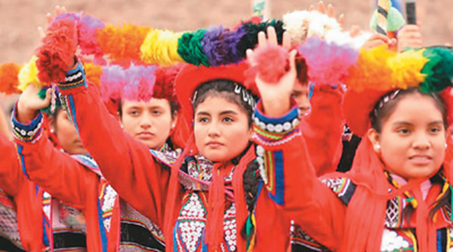 秘鲁首都利马，人们身穿传统服装_副本.jpg