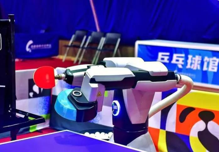 图为作为大运会“陪练员”的乒乓球机器人。（图源：新华社）.jpg