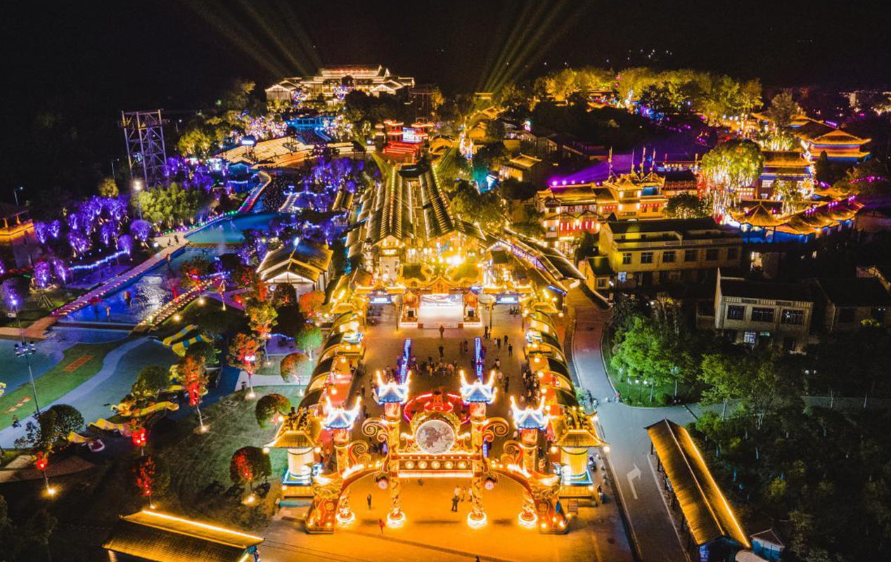 夜间热闹非凡的木兰不夜城。受访者供图