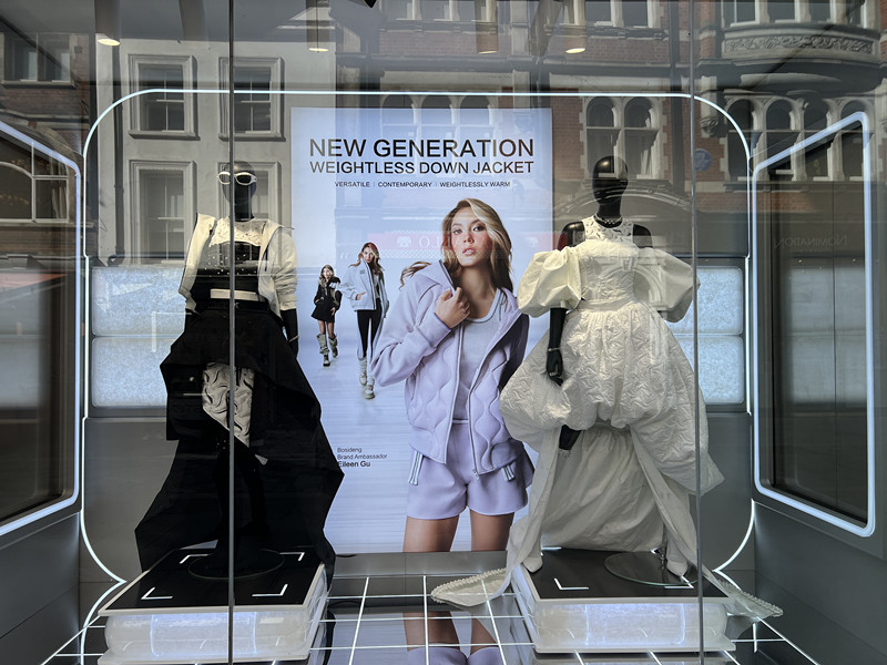 1696086847346281.jpg 1.波司登伦敦旗舰店展示的羽绒礼服裙。邢雪摄_副本.jpg