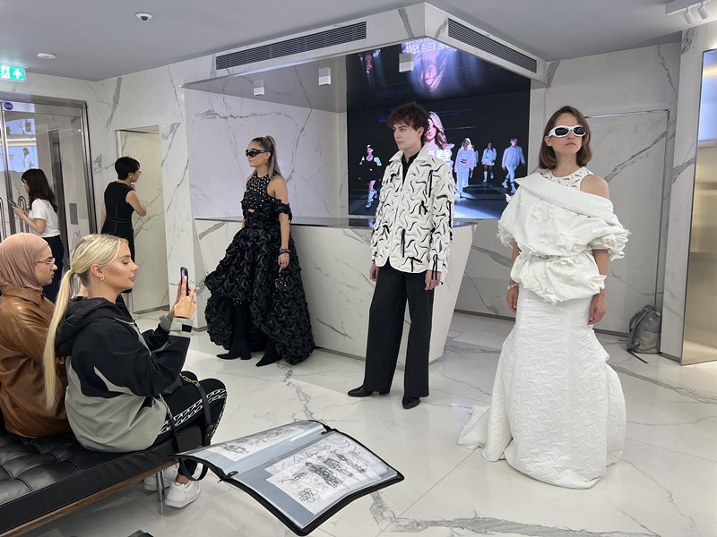 1696086977603227.jpg 5.波司登展示秀款羽绒礼服裙。邢雪摄_副本.jpg