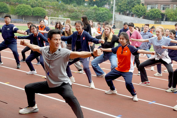 格纹贝克学校学生体验一中体育课。重庆一中供图