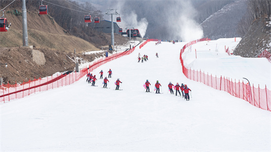 2023河北滦平金山岭冰雪旅游季启动现场，滑雪爱好者进行滑雪表演。梁志青 摄1.jpg