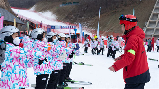 2023河北滦平金山岭冰雪旅游季启动现场，小滑雪爱好者正在热身。梁志青 摄1.jpg
