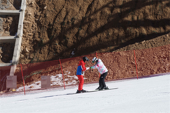在滦平县金山岭银河滑雪场滑雪爱好者在学习滑雪。梁志青 摄.jpg