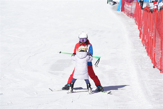 在滦平县金山岭银河滑雪场小滑雪爱好者在学习滑雪。梁志青 摄.jpg