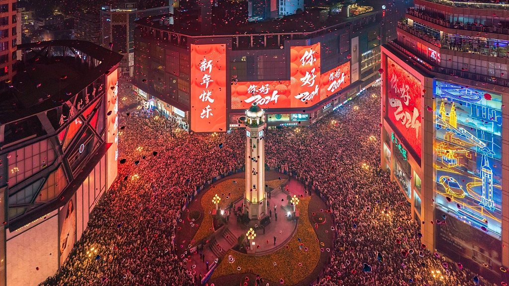 钟声敲响新年序曲,直击重庆解放碑许愿夜的璀璨与沸腾 钟声敲响新年序曲,直击重庆解放碑许愿夜的璀璨与沸腾