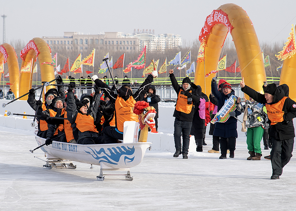 黑龙江：2024中国首届冰上龙舟公开赛开赛