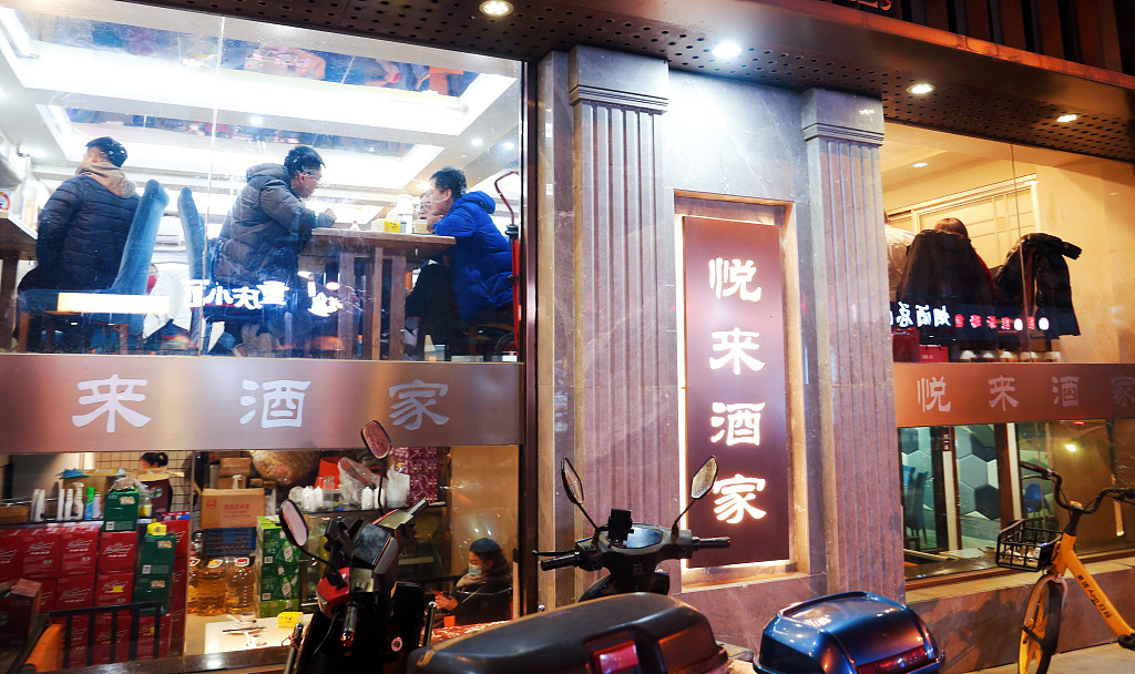 上海：黄河路美食街夜经济繁荣