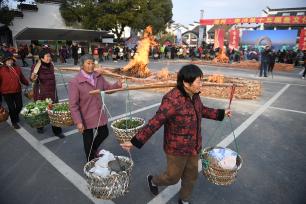 浙江湖州：千年古村鱼文化节吸引中外游人