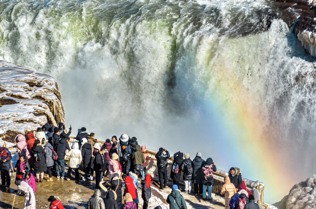 山西临汾黄河壶口瀑布出现“冰瀑飞虹”景观