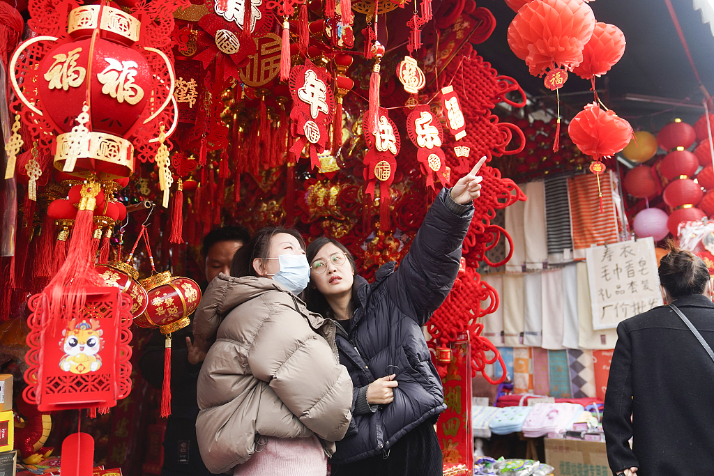 武汉：春节临近 年味商品热销