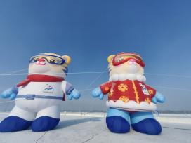 亚冬会吉祥物“滨滨”“妮妮”亮相松花江冰雪嘉年华