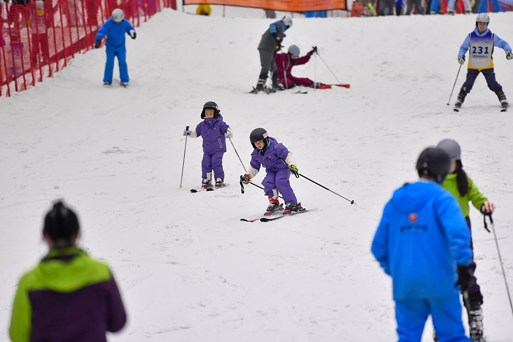 广州：室内滑雪场客流不断 市民体验冰雪运动