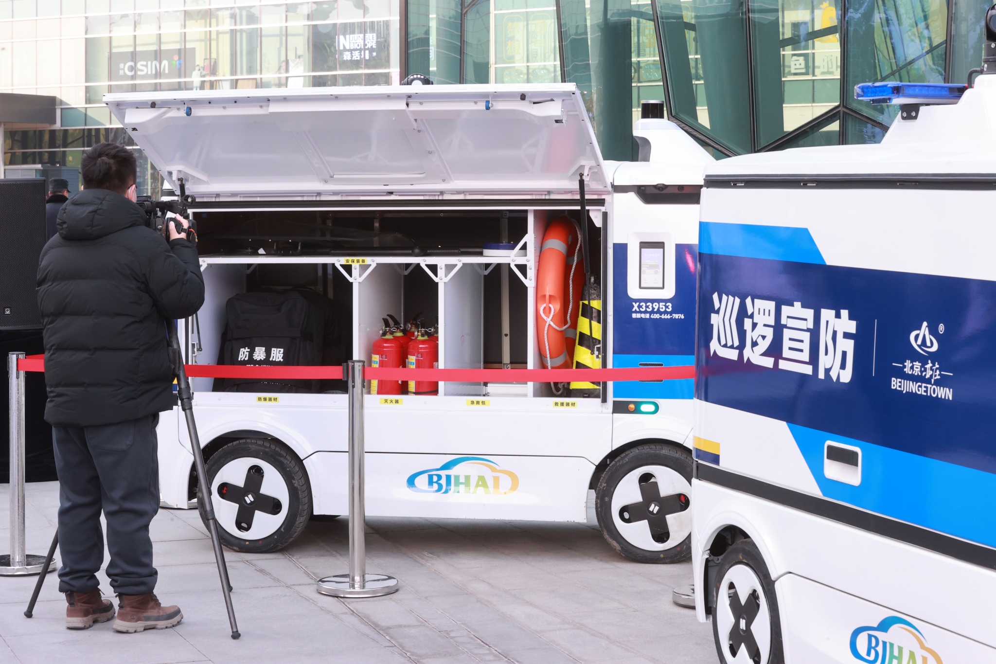 首批无人驾驶巡逻车在北京经开区上路测试