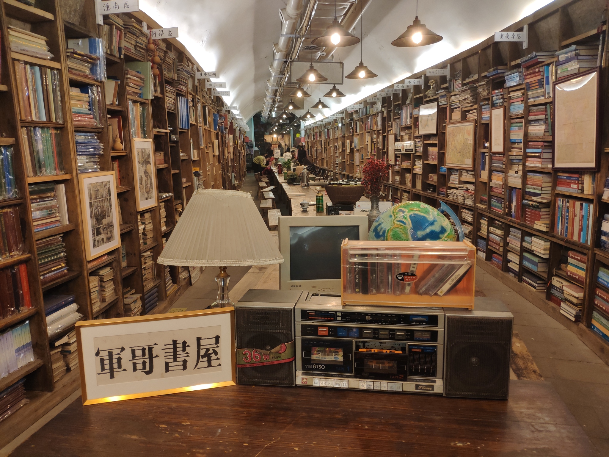 重庆：防空洞书屋怀旧感十足