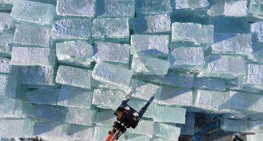 哈尔滨冰雪大世界启动下一冰雪季存冰工作