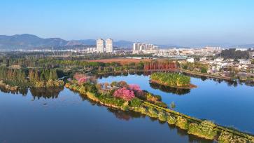 云南红河州：碧水蓝天绽冬色 异龙湖风景秀丽