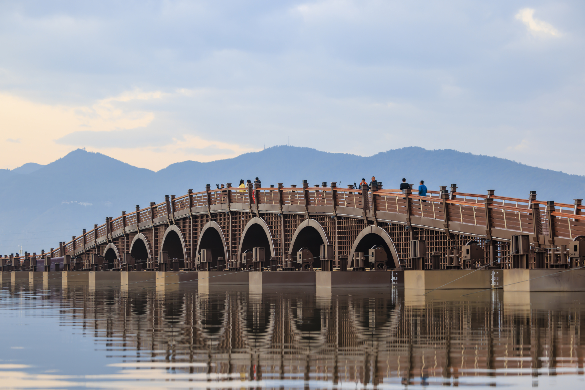 昆明：七孔浮桥亮相 市民可步行横穿滇池草海