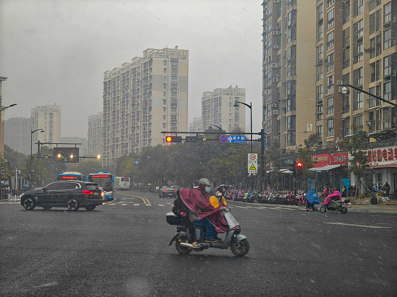 杭州2024年初雪来临 市民雪中出行