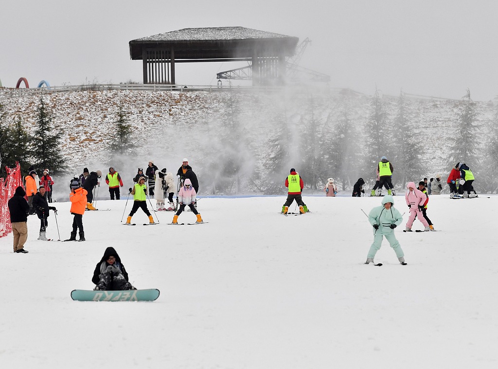 贵阳：寒冬吹“暖”滑雪运动