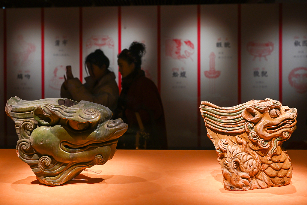 南京博物馆展出100余件龙题材文物及民俗展品