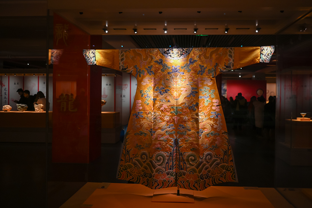 南京博物馆展出100余件龙题材文物及民俗展品