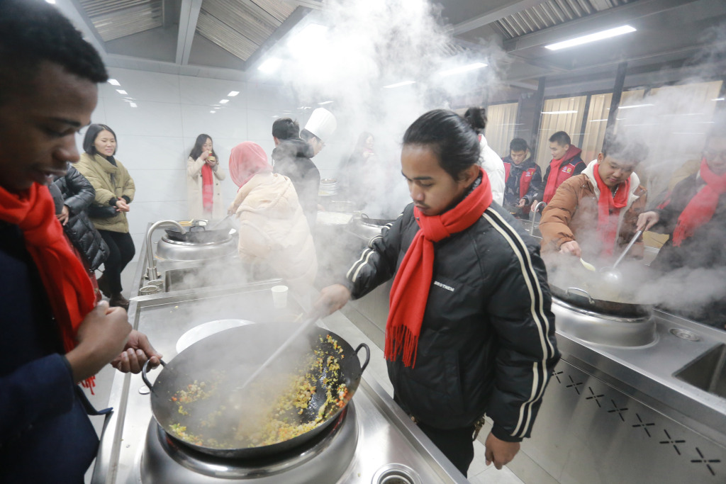 包包子做炒饭 留学生“沉浸式”感受中国年味