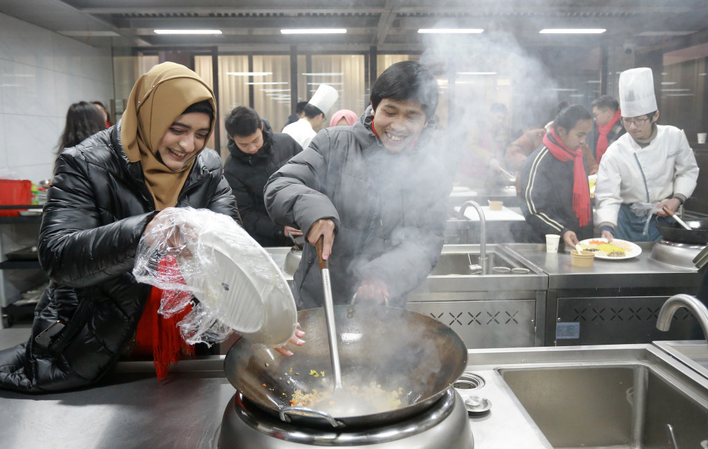 包包子做炒饭 留学生“沉浸式”感受中国年味