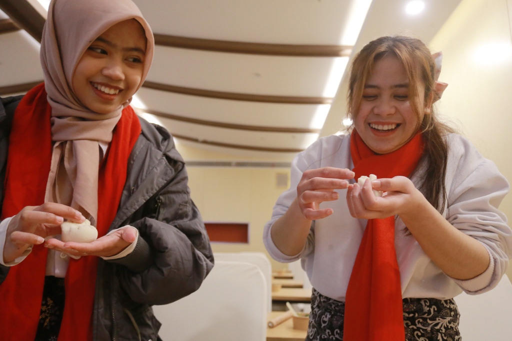 包包子做炒饭 留学生“沉浸式”感受中国年味