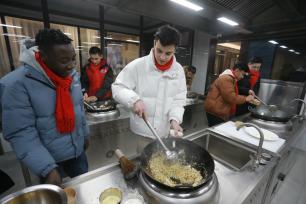 包包子做炒饭 留学生“沉浸式”感受中国年味