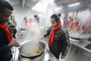 包包子做炒饭 留学生“沉浸式”感受中国年味