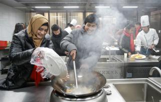 包包子做炒饭 留学生“沉浸式”感受中国年味