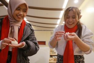 包包子做炒饭 留学生“沉浸式”感受中国年味