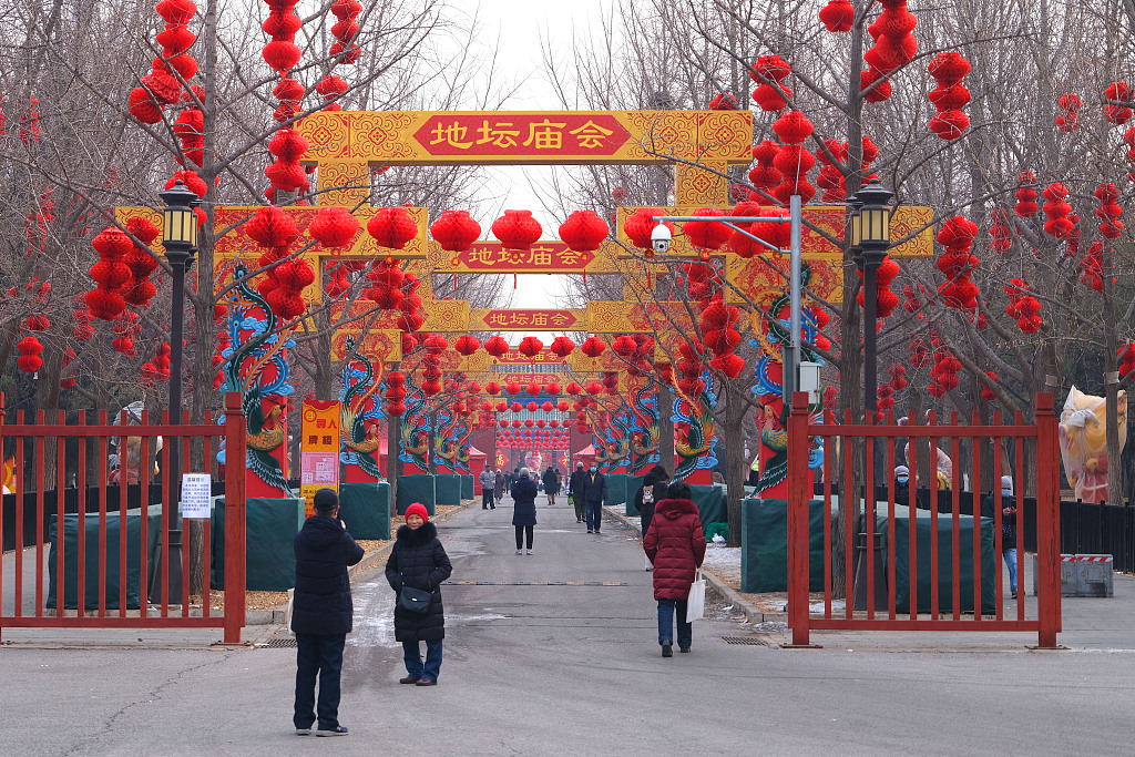 北京：地坛庙会张灯结彩 年味浓郁