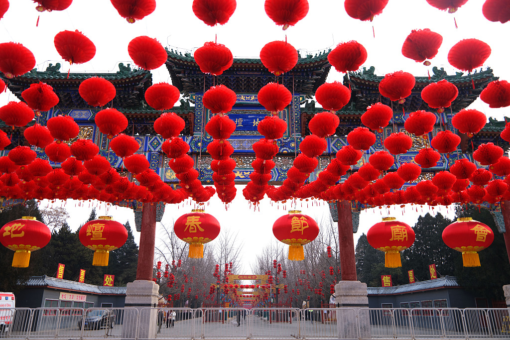 北京：地坛庙会张灯结彩 年味浓郁