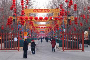 北京：地坛庙会张灯结彩 年味浓郁