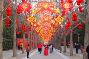 北京：地坛庙会张灯结彩 年味浓郁