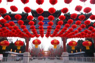 北京：地坛庙会张灯结彩 年味浓郁