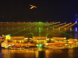 湖北十堰：丹江口上演“金龙巡江”“凤舞九天”大型灯光秀