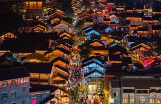 重庆：十八梯景区灯火辉煌 游客如织