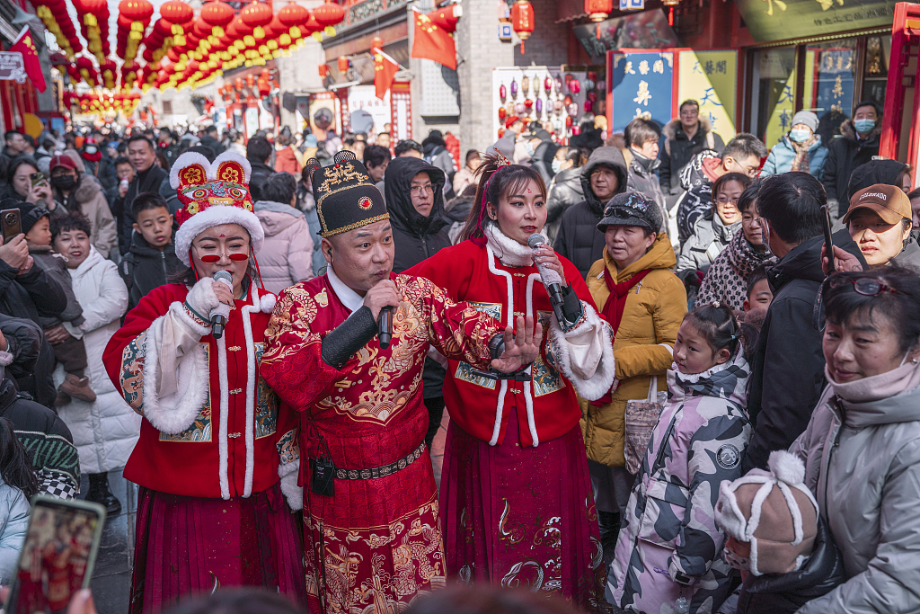 天津古文化街人来人往年味十足