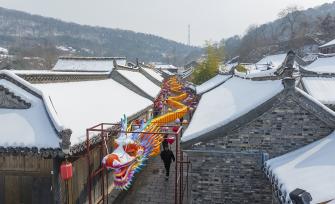 江苏淮安：巨龙花灯与古建雪景相映成趣