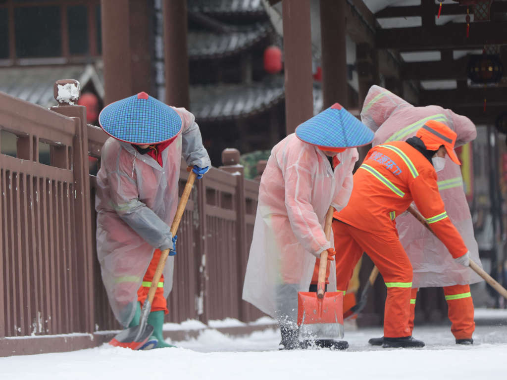 湖南张家界：环卫工人铲雪除冰 保障道路畅通