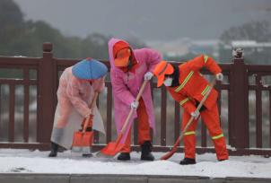 湖南张家界：环卫工人铲雪除冰 保障道路畅通