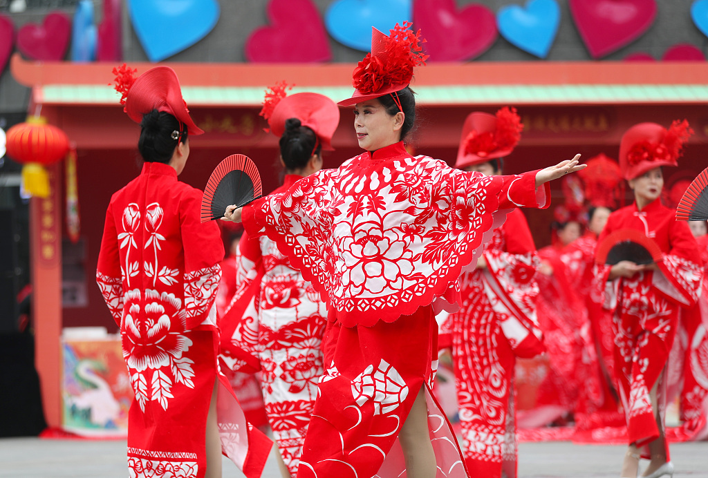 青岛：跨界联名 “剪纸旗袍”引领国潮风尚